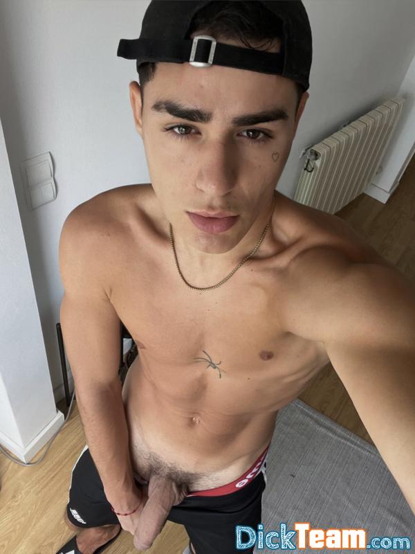 agus-tony - Homme - Gay - 24 ans : ?A la recherche de belles connexions?
??????????????Je suis un gars sympa,authentique et curieux de rencontrer d'autre gars cools!
????mes kiffs: Partager,rire,sortir ou juste discuter sans prise de tête.
??????????????Je propose aussi du sexe payant au gars qui aime le sexe comme moi.
???? DM si tu es dans le même mood??