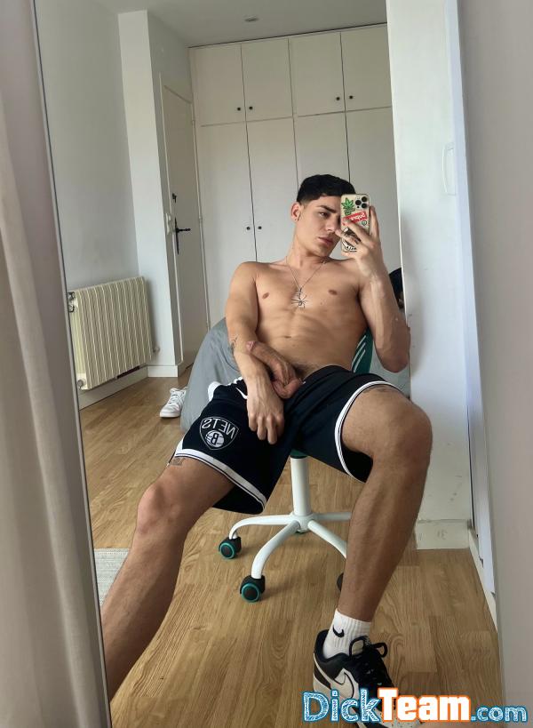 agus-tony - Homme - Gay - 25 ans : ?A la recherche de belles connexions?
??????????????Je suis un gars sympa,authentique et curieux de rencontrer d'autre gars cools!
????mes kiffs: Partager,rire,sortir ou juste discuter sans prise de tête.
??????????????Je propose aussi du sexe payant au gars qui aime le sexe comme moi.
???? DM si tu es dans le même mood??