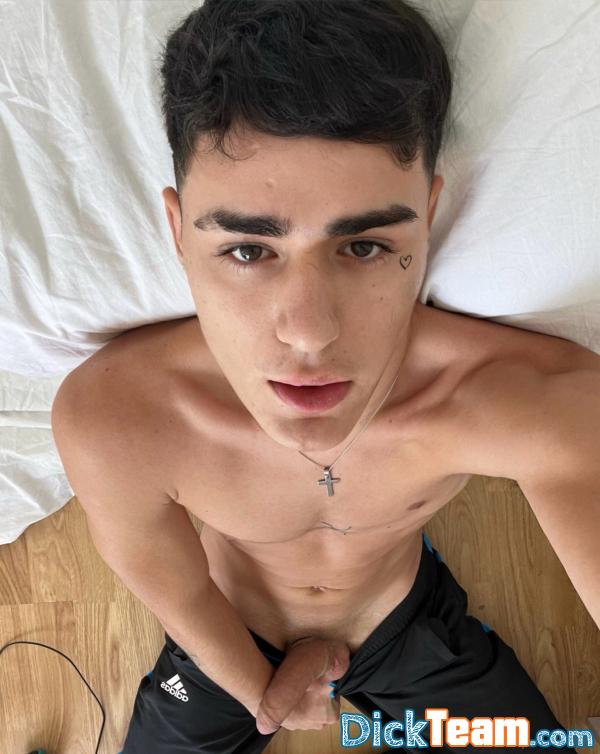 agus-tony - Homme - Gay - 25 ans : ?A la recherche de belles connexions?
??????????????Je suis un gars sympa,authentique et curieux de rencontrer d'autre gars cools!
????mes kiffs: Partager,rire,sortir ou juste discuter sans prise de tête.
??????????????Je propose aussi du sexe payant au gars qui aime le sexe comme moi.
???? DM si tu es dans le même mood??