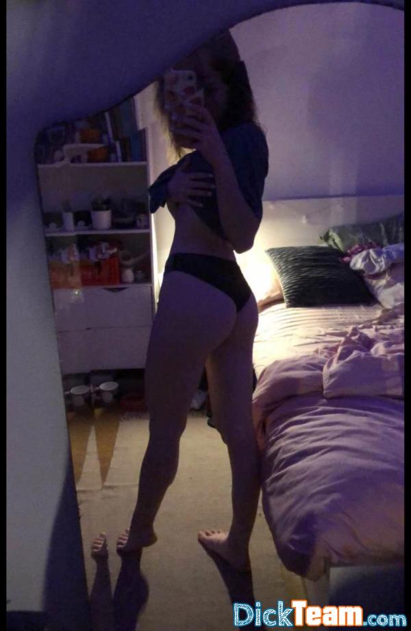 Profil de alicechaaaa - Femme - Hétéro - 18 ans : Hello je suis prête à faire de nudes et cam pour te chauffer j'adore ça et pas cher 
Snap : alicecamchaude 