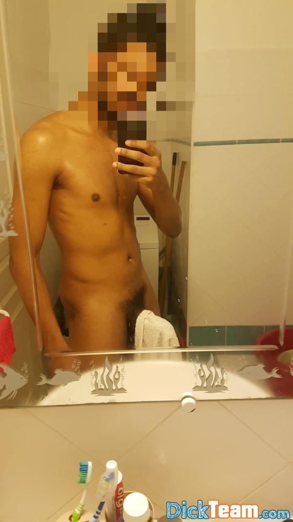 amory77972 - Homme - Hétéro - 29 ans : Je cherche une femme pour s'envoyer des photos et des vidéos pendant une séance de masturbation en duo