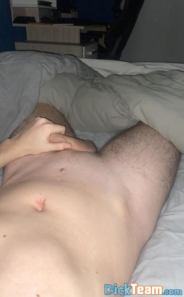 arthur257844 - Homme - Bi - 19 ans : Je cherche des gars et meuf snap qui nudes de tout , 
????+25 ans