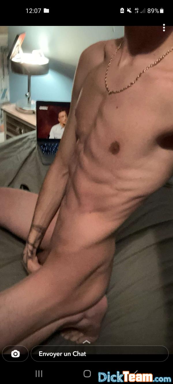 bite93_3 - Homme - Gay - 18 ans : Salut , ajouter moi j'ai une grosse bite vous souhaiter que je fasse quelque chose vous me dite mais je fais des prestations à 10 euros sur playpal mais sa vaut la peine 