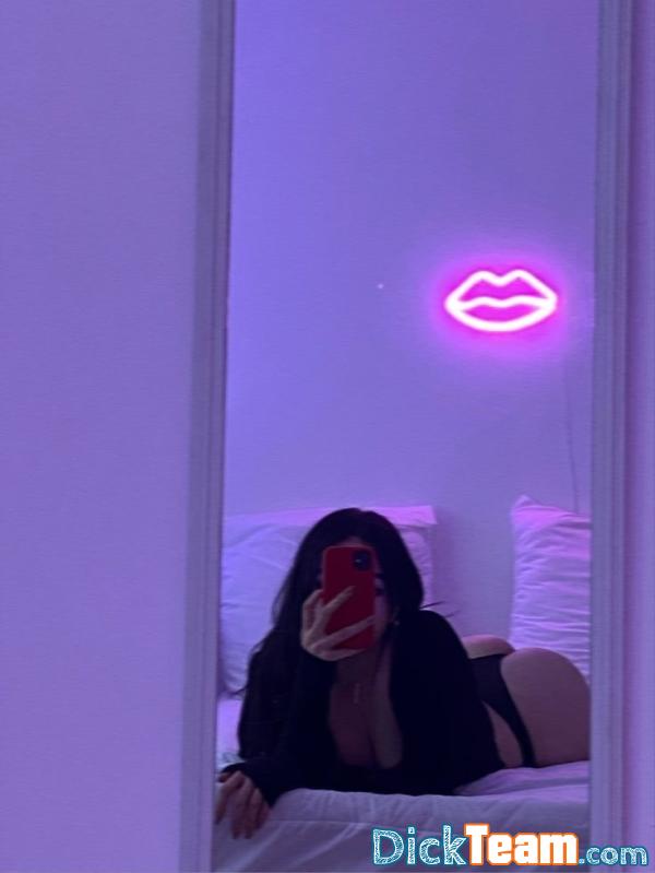 Profil de carla2lyonn - Femme - Hétéro - 19 ans : coucou moi c’est Carla, je viens d’avoir 19ans et j’adore le sex ! venez sur X ça sera plus facile si vous voulez mes prix 