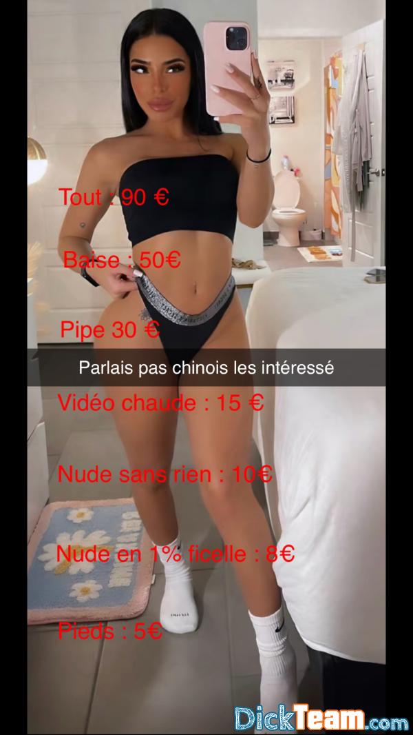 carla_nude - Femme - Hétéro - 21 ans : je t’envoie ma grosse chate et plein d’autre chose en nude