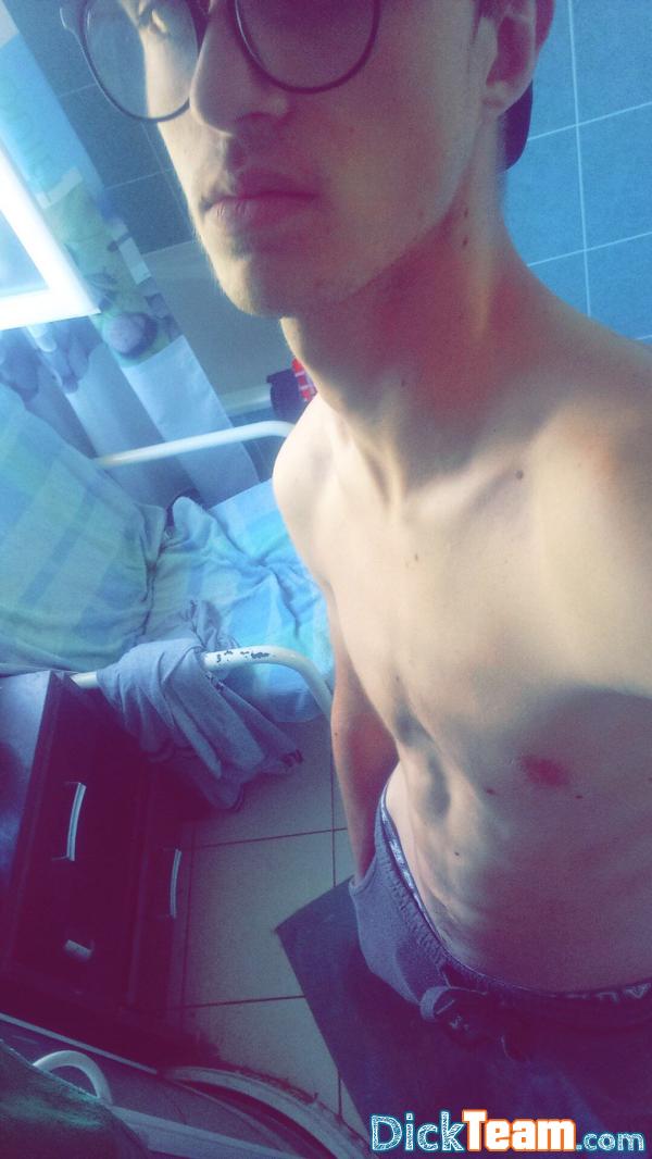 cherche-chien- - Homme - Gay - 19 ans : Je cherche des pute soumise Alor ajoute moi sur snap petite pute aller je t’attend sur snap 
Ma queue fais 18,5