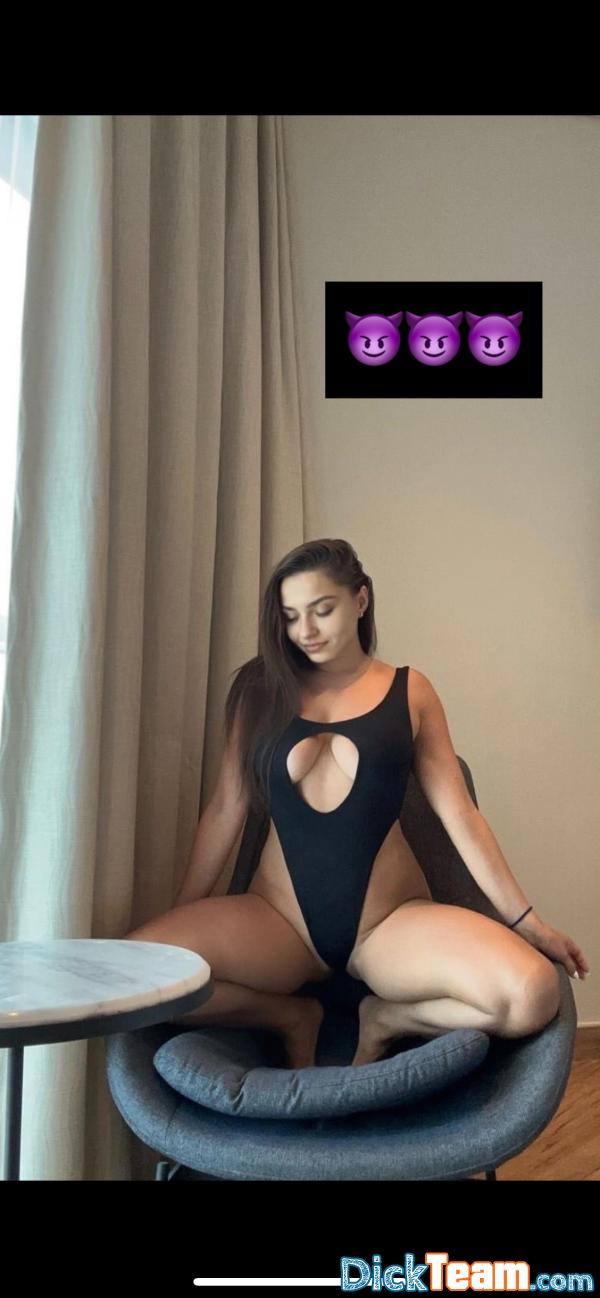 Profil de coquine-chaudes - Femme - Hétéro - 23 ans : Petite albanaise très coquine  hihi qui aime faire connaissance et même plus n’hésite pas à m’écrire directement sur snap: oriannazea