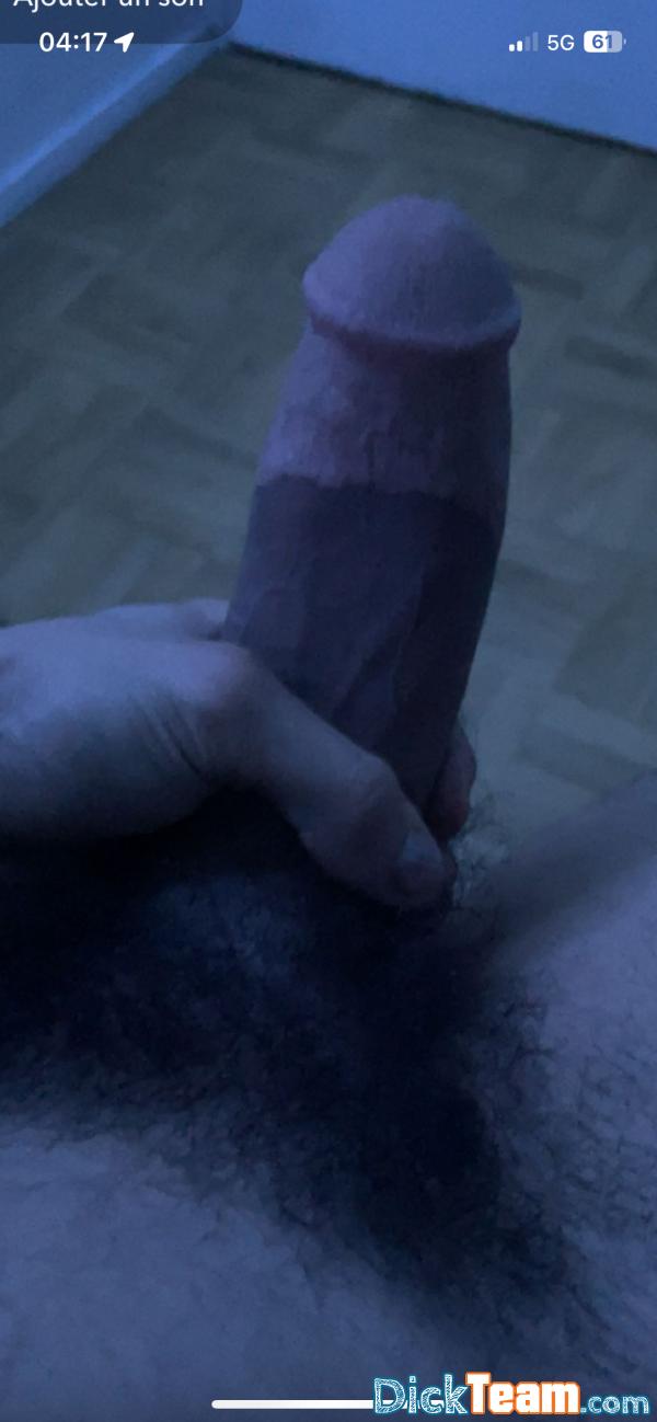 davv92700 - Homme - Hétéro - 19 ans : Slt bite fais 20 ou 21 cm Je cherche un nude avec des meufs, et si possible on faire un plan cul et Pour les mecs, j’envoie juste je ne reçois pas