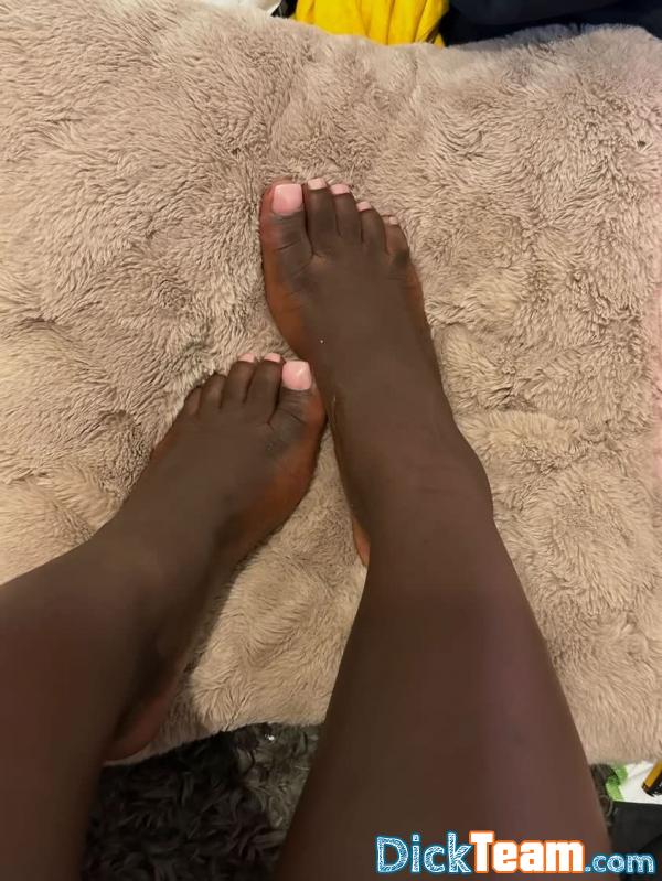 Profil de eva-kuka - Femme - Hétéro - 20 ans : Je vend des photos de mes pieds sur snap si vous voulez les chouu????