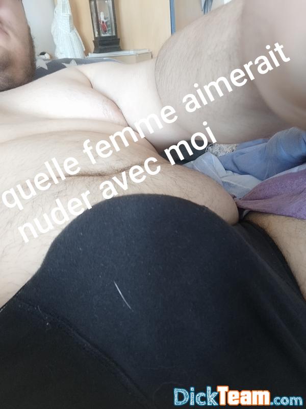 Profil de fgfgcc - Homme - Hétéro - 21 ans : Moi je recherche des filles avec de belles formes 