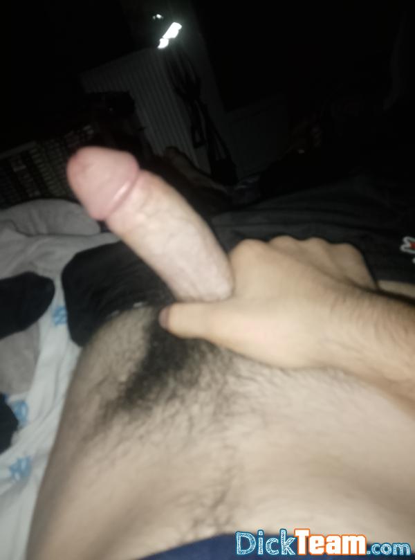 Profil de grossebite13 - Homme - Bi - 23 ans : Envie d’un gros cul non poilue si possible pour ma bite 18cm rebeu 
