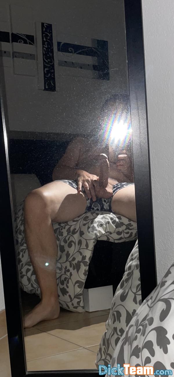 h-domi - Homme - Gay - 33 ans : Cherche passif bon délire pour Snapchat ou cam tranquille sans prise de tête. Préférence 18-30 ans.