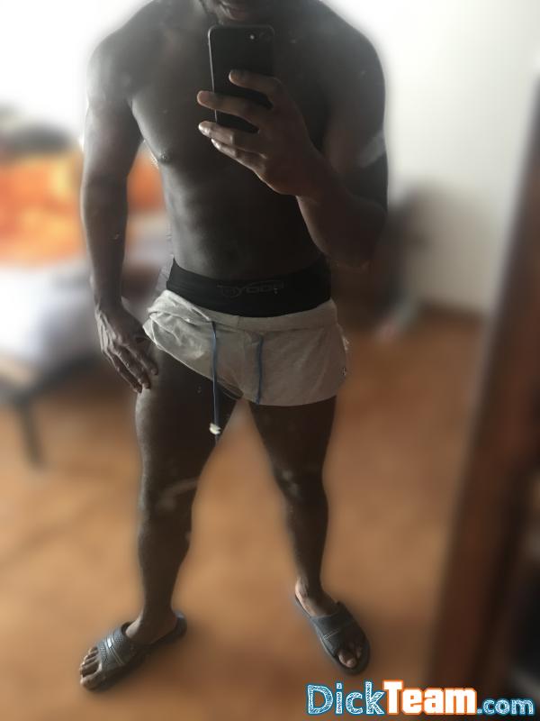 hula_wel-1230 - Homme - Hétéro - 22 ans : Hello je cherche une bonne soumise obeissante pour ce soir( si tu nude pas je bloque direct)