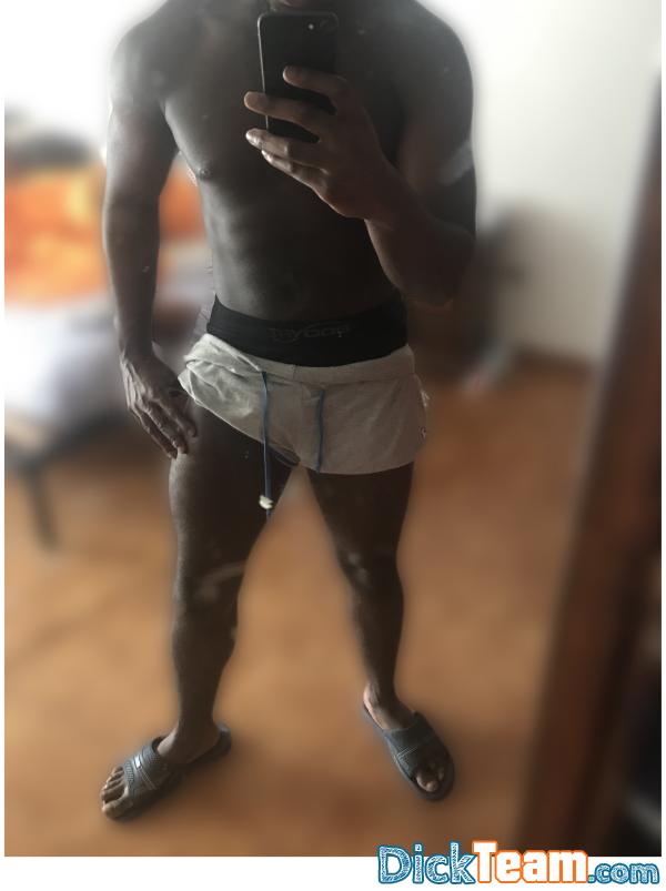 hula_wel-cum - Homme - Hétéro - 28 ans : Coucou si tu es dans le mood de donner ton corps a un maître je suis la pour toi