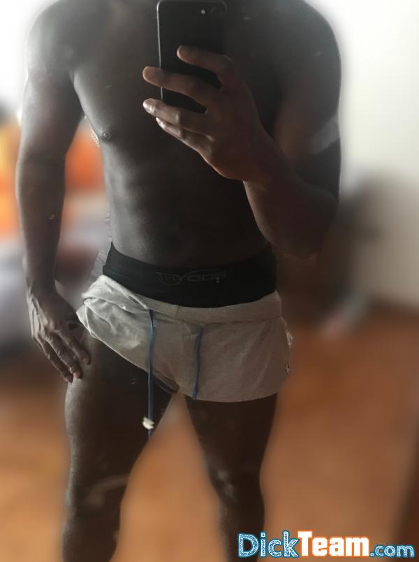 hula_wel-dark-daddy - Homme - Hétéro - 21 ans : Hello j'espère que vous allez bien
je suis la recherche d'une fille chaude et direct(si tu aime ou tu aimerais venir vider une grosse bite) écris moi