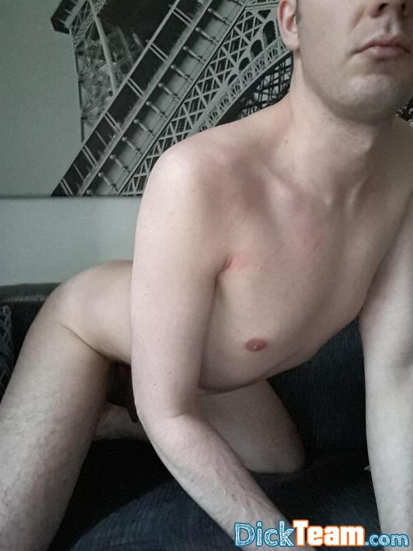 Profil de iloveyoupc- - Homme - Gay - 34 ans : Bonjour messieurs,  qui veut un bon passif en cam avec micro et visage sur Skype ? 