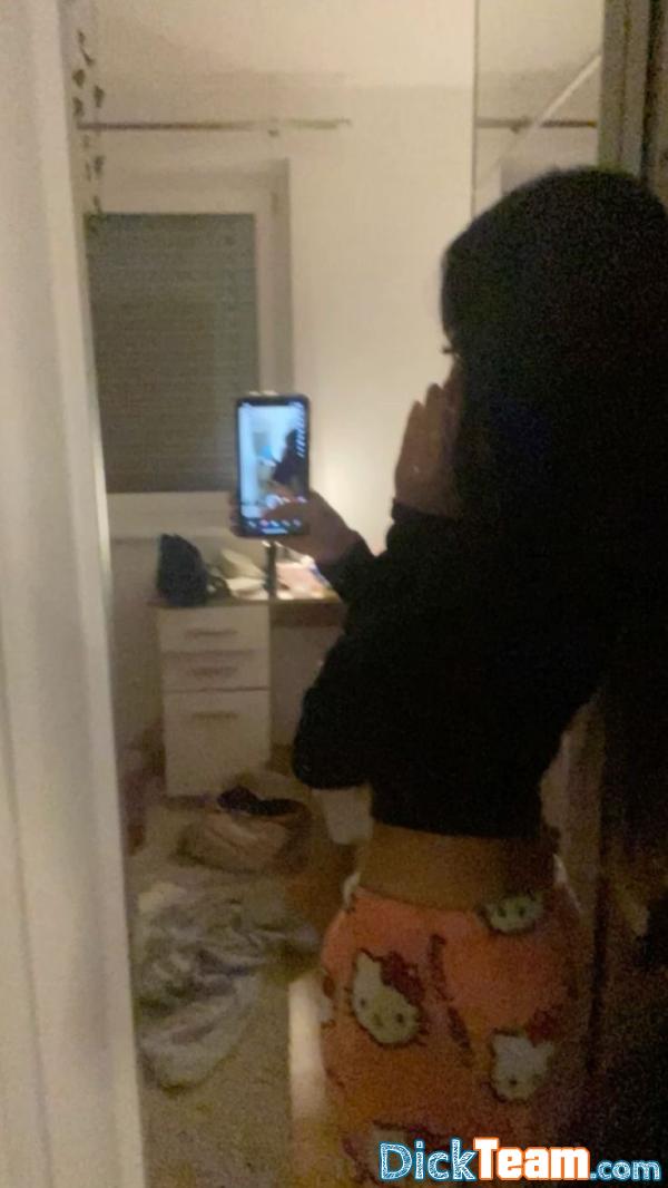 Profil de jenna - Femme - Hétéro - 18 ans : coucou je me lance dans la vente de nude sur snap pour pouvoir payer mes etudes svp ajouter moi que si vs etes serieux????????