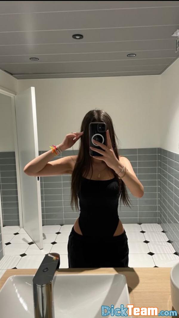 Profil de jenna - Femme - Hétéro - 18 ans : coucou je me lance dans la vente de nude sur snap pour pouvoir payer mes etudes svp ajouter moi que si vs etes serieux????????