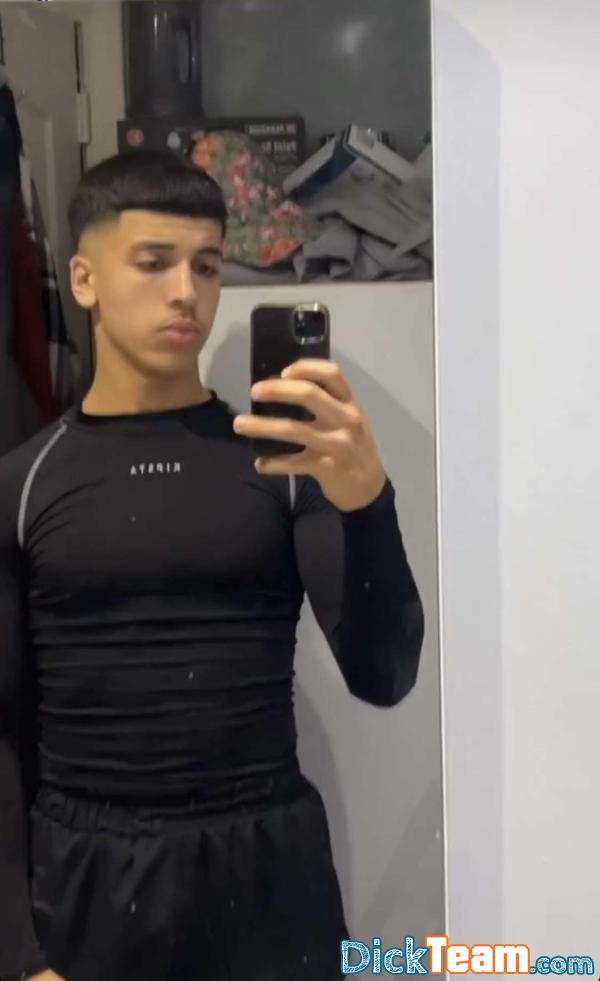 Profil de jeune-rebeu18 - Homme - Hétéro - 18 ans : Cherche Femme Gros seins 
(Insta only) 
+18