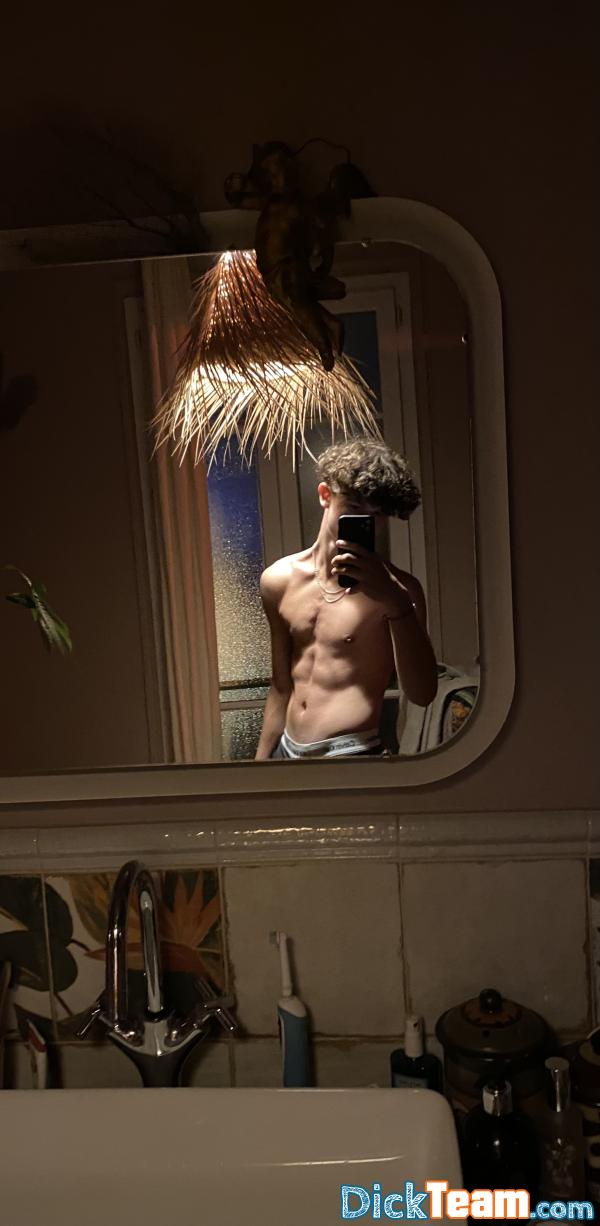 joshuasbn - Homme - Hétéro - 19 ans : recherche fille pour nude, rien de sérieux et si tu veux savoir mes kiff la taille de ma queue ou quoi dm moi 