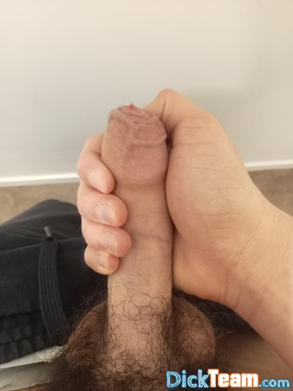 karim_nud - Homme - Hétéro - 18 ans : Je cherche des meufs pour échanger des nudes gratuitement