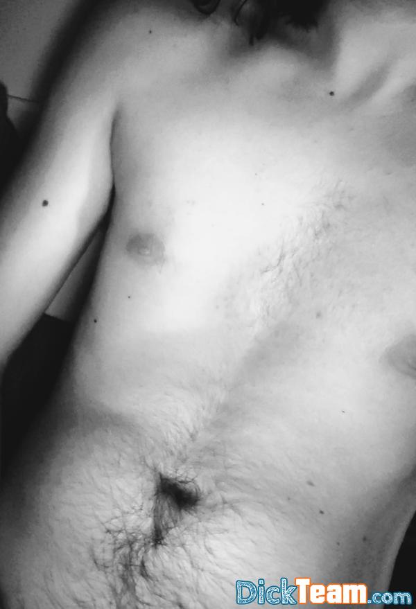 Profil de lakiamo - Homme - Hétéro - 21 ans : Homme de 21 ans hetero, cherche à échanger des nudes gratuitement sur snap 