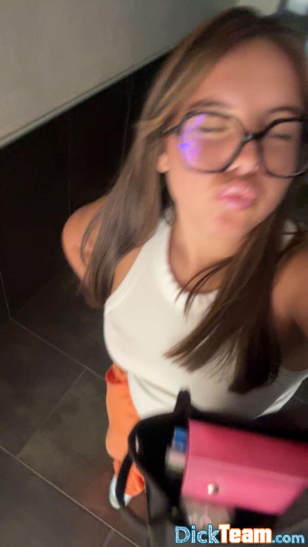 lina..91 - Femme - Bi - 20 ans : cherche quelqu’un pour nudes 