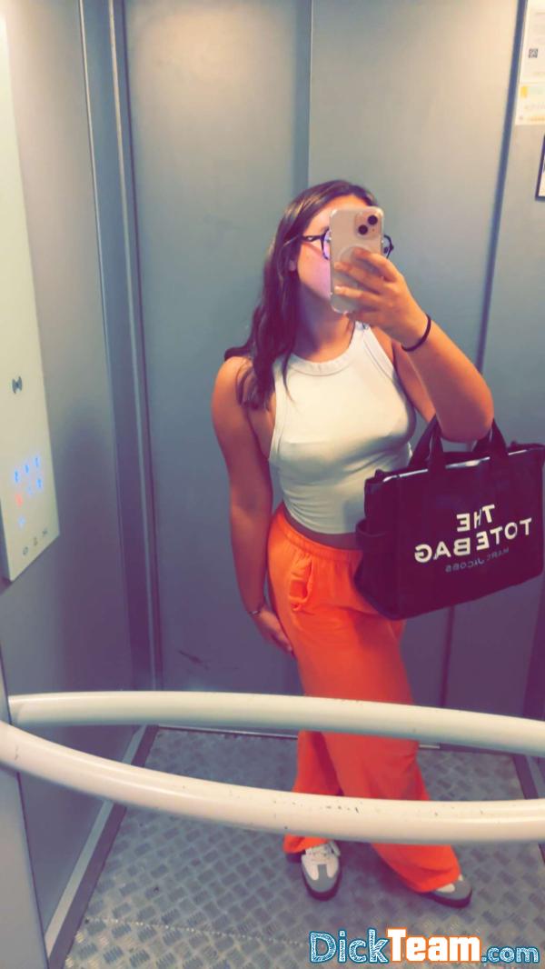 Profil de lina911 - Femme - Bi - 21 ans : cherche qlq qui nude 