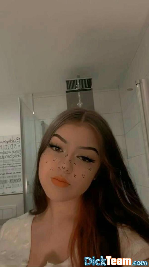 lisaaaaaaaa - Femme - Hétéro - 18 ans : Jeune fille de 18ans qui vend ces nude sur snap et note les bite payant je suis maîtresse payante