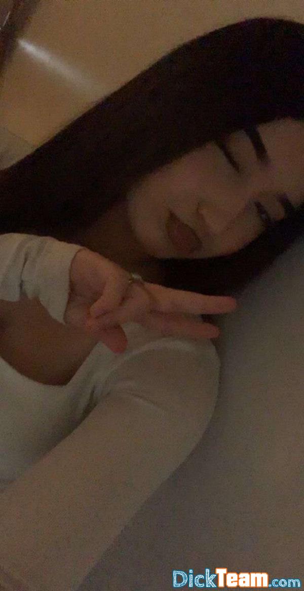 lola.lplll6 - Femme - Hétéro - 18 ans : Je vends mes nudes pour pas très chere, je suis une latina si ça vous intéresse ??