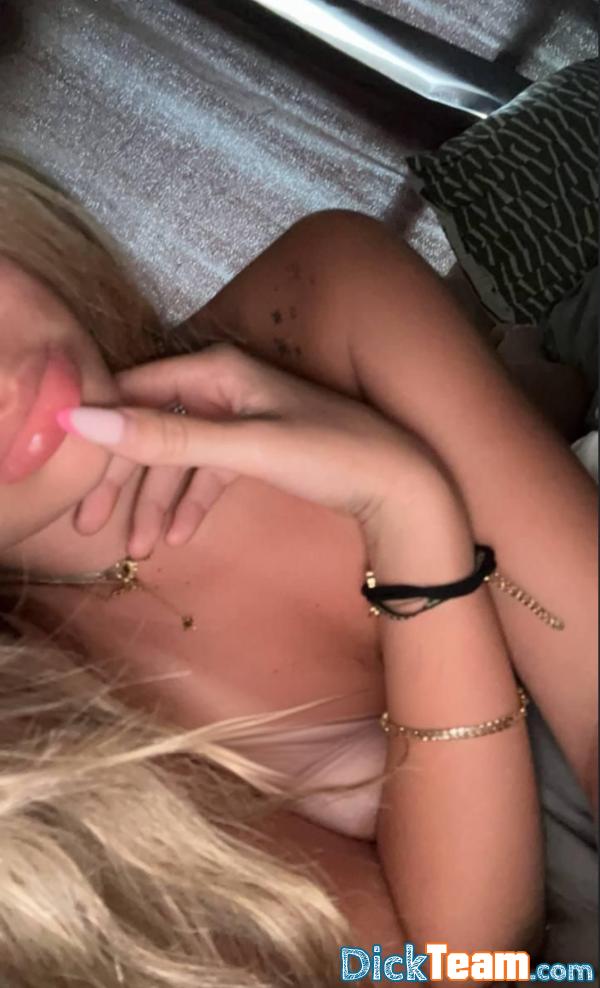 Profil de ltscamelia16 - Femme - Hétéro - 20 ans : viens pv je suis tout chaud si tu veux mes nud