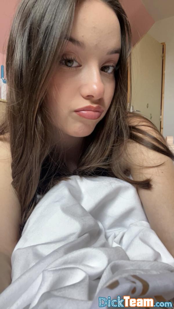 lylyduchateau - Femme - Hétéro - 20 ans : Vient sur insta 
10e je tenvoy ma chatte mon cul et mes seins
15e je tenvoy 2video ou je fait se que tu désire 
30e on fait un apelle ou je suis ta soumise je fait tout se que tu désire tu peux m’appeler 3x 25min