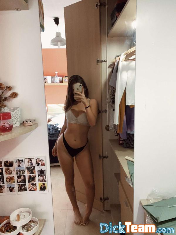 Profil de mariaaaaslm11 - Femme - Hétéro - 18 ans : Coucou je fais des nudes et cams si vous êtes chauds ajoutez moi mes bébés <3