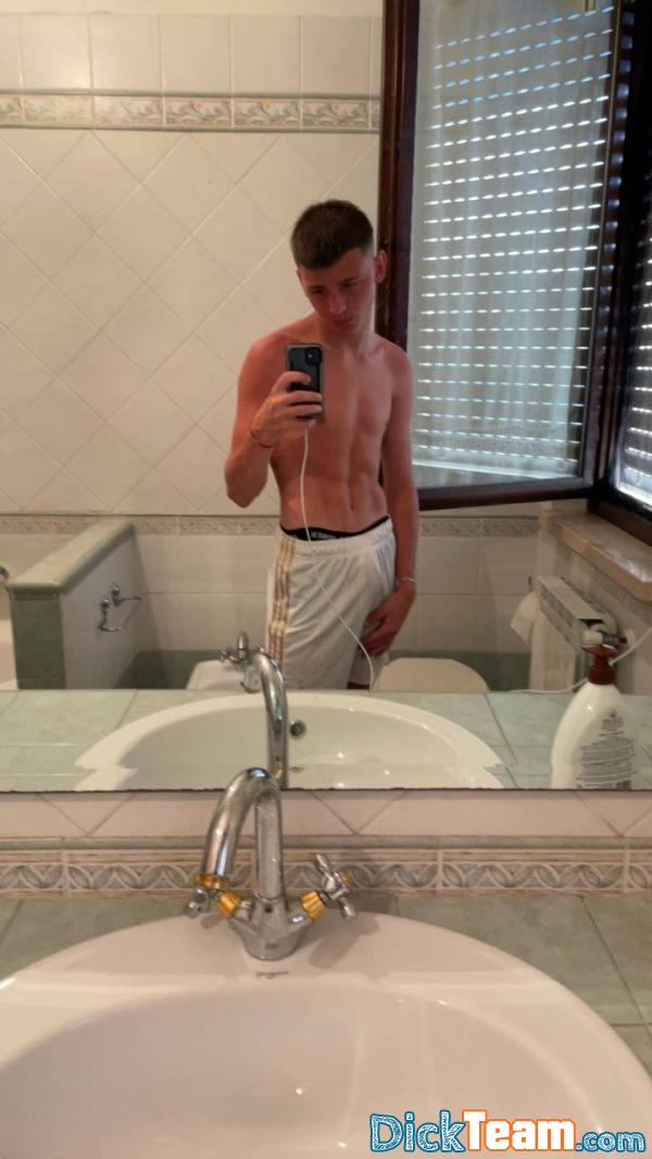 mathis_4062 - Homme - Hétéro - 18 ans : Recherche plan cul sur Toulon 
(Nude snap uniquement)

(Pas de gay et transe genre)