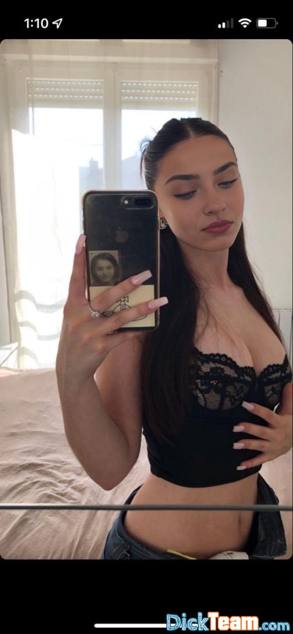 melanightee - Femme - Hétéro - 23 ans : Grosse coquine qui aime discuter et même plus encore viens découvrir sa sur snap écrit moi doctement mon snap : melanie_25634