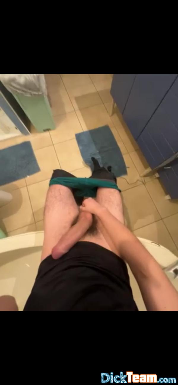 melvin28634 - Homme - Hétéro - 20 ans : Bite de 20 cm une énorme épaisseur tout pour vous satisfaire madame pas de mec svp que des meuf je poste que de photo si vous voulez en voir plus dm 