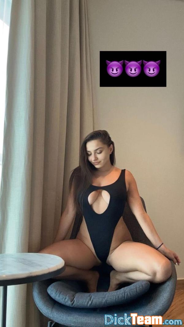 Profil de miss-coquine- - Femme - Hétéro - 22 ans : J’aime faire connaissance et même plus sans prise de tête n’hésite pas à m’ajouter et à m’écrire sur snap (mes échanges ne sont pas gratuit, je cherche à privilégier un seul homme avec qui ça marchera :)