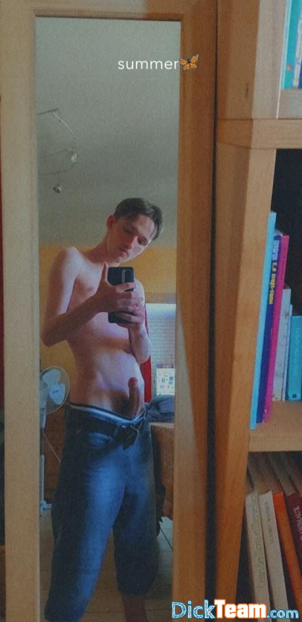 Profil de nude-skinny - Homme - Gay - 21 ans : des gars maigres pour nude avec visage, 12 à 20 ans montre ta tête direct sur snap ou insta