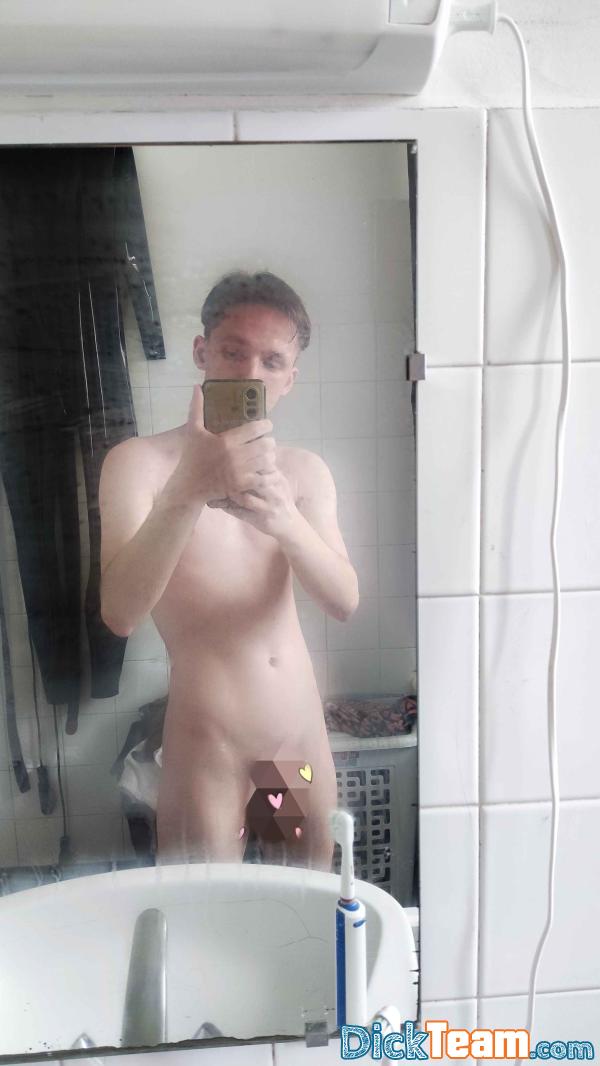 Profil de nude-skinny - Homme - Gay - 21 ans : je cherche des jeunes maigres de tout âge... je veux voir ta tête en premier !