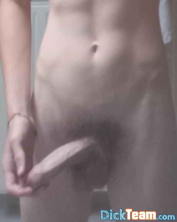 p.rel_nude - Homme - Gay - 18 ans : Recherche nude ou réel à voir pas plus de 22 ans svp (17y)