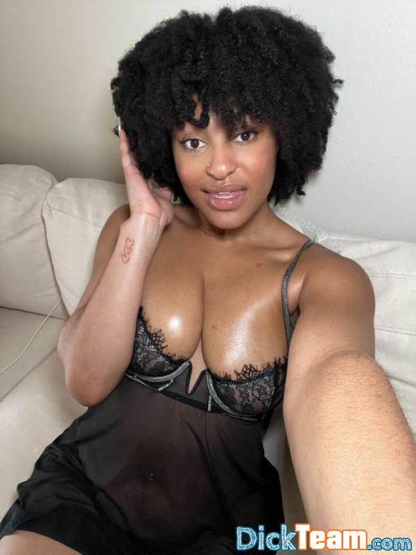 sexe-friends- - Femme - Hétéro - 24 ans : Je qu'un disponible je nude avec 20€ viens te fais vidé les couilles ????