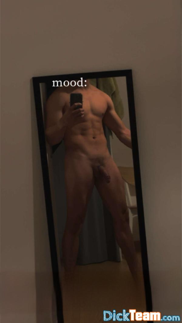 thomasdusud - Homme - Bi - 22 ans : Discutions sans prise de tête, tchats/photos/videos ;) 
Homme et femme hésitez pas ;) 
Tout groupe nude est le bienvenue ;) 