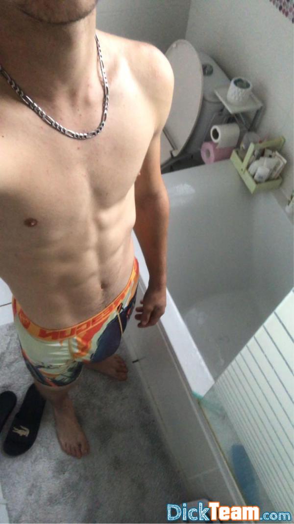 tom.glbrt - Homme - Gay - 18 ans : J’ai 18ans aujourd’hui ajoute moi en masse je nude 