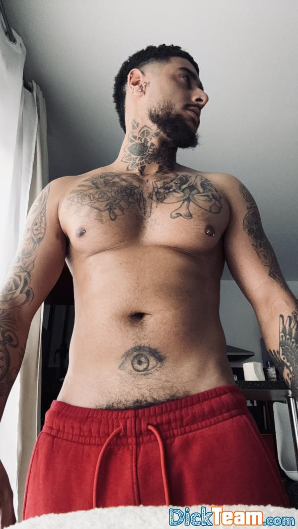 tony_nuoz - Homme - Gay - 27 ans : Je suis un escort boy,, bel homme un peu musclé disponible pour satisfaire vos besoins sexuels (PAYANT).
WHATSAPP :+33757841528