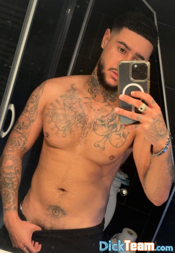 tony_nuoz - Homme - Gay - 27 ans : Je suis un escort boy,, bel homme un peu musclé disponible pour satisfaire vos besoins sexuels (PAYANT).
WHATSAPP :+33757841528