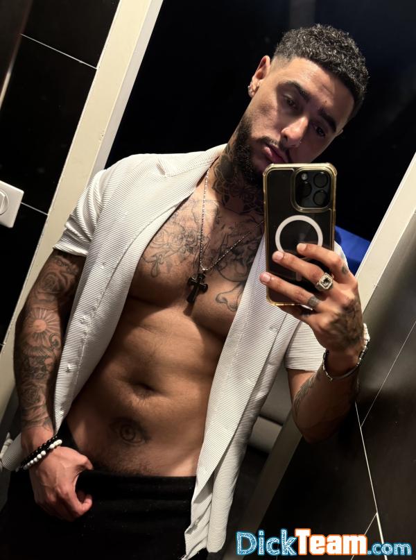 tony_nuoz - Homme - Gay - 27 ans : Je suis un escort boy,, bel homme un peu musclé disponible pour satisfaire vos besoins sexuels (PAYANT).
WHATSAPP :+33757841528