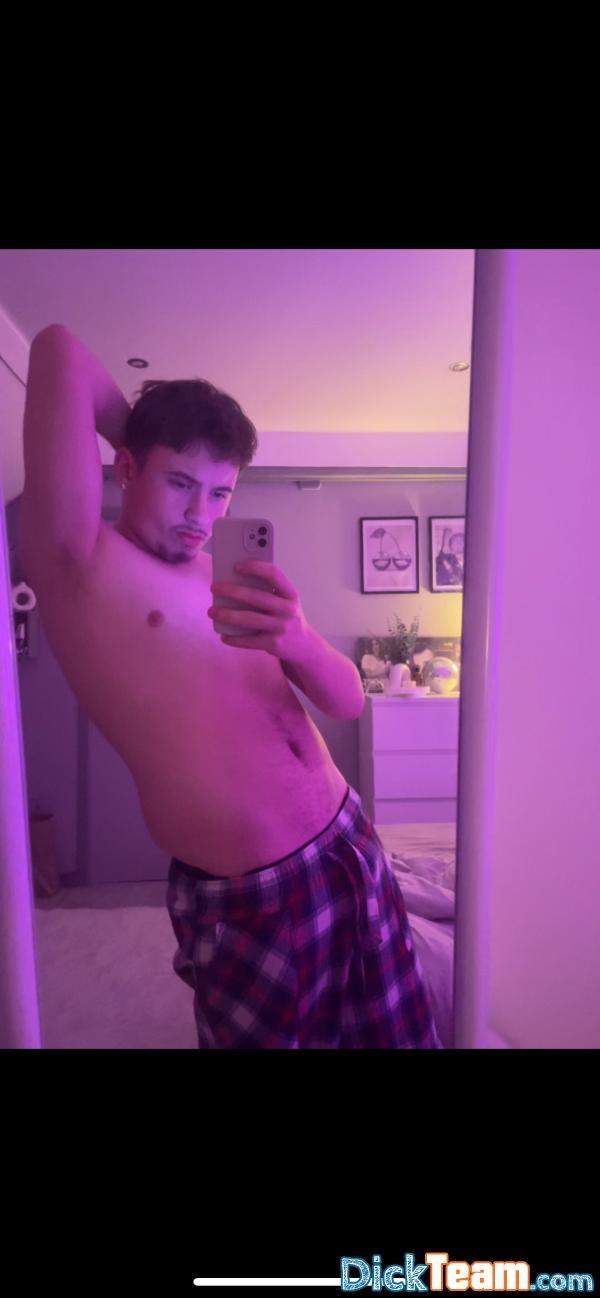 tord_kiff - Homme - Gay - 19 ans : Sah sans prise de tête je nude je kiffe les mec pause short de foot chill grosse teube pas efféminé met ton insta en commentaire et je t’ajoute 