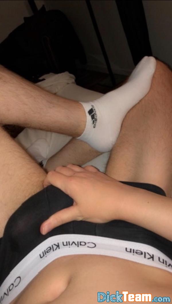 Profil de twinkboy - Homme - Gay - 21 ans : Nudes avec jeunes bg de mon âge ou moins. Kiffeur de pieds et chaussettes 