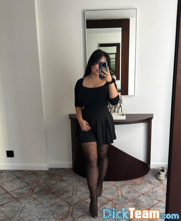 valerie- - Femme - Hétéro - 25 ans : Je m'appelle Valérie, une femme passionnée par les belles rencontres et les moments privilégiés. Raffiné, élégant et attentionné, je défends mon charisme et ma capacité à calmer mes compagnons de soirée. Ma priorité est de vous offrir une expérience unique où chaque instant est conçu pour vous apporter joie et détente. Que ce soit pour une soirée, un déjeuner d'affaires ou simplement pour profiter d'un moment de connexion, je serai à l'écoute de vos souhaits et suis prête à vous accompagner à tout moment.  